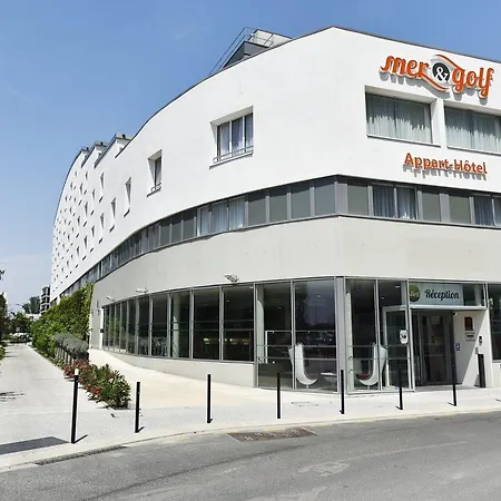 Hotel And Golf Bassins A Flot 3*
