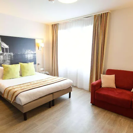 And Golf Bassins A Flot Hotel