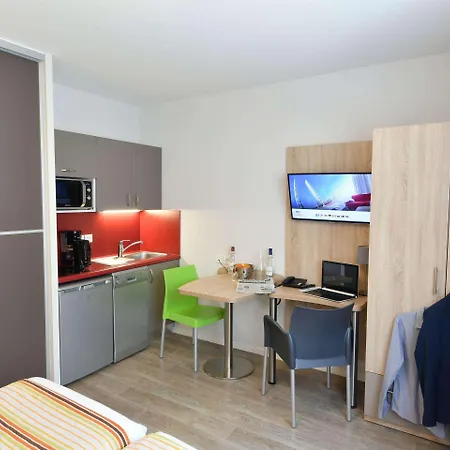 Hotel And Golf Bassins A Flot