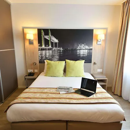 And Golf Bassins A Flot Hotel