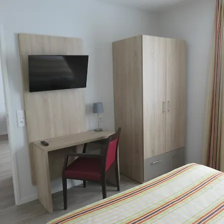 Hotel And Golf Bassins A Flot