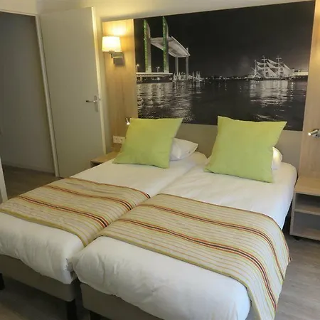 Hotel And Golf Bassins A Flot 3*